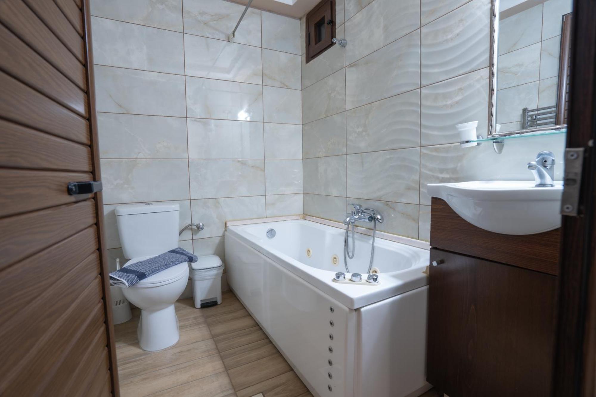 Kallinikos Guesthouse Káto Loutrákion Zewnętrze zdjęcie